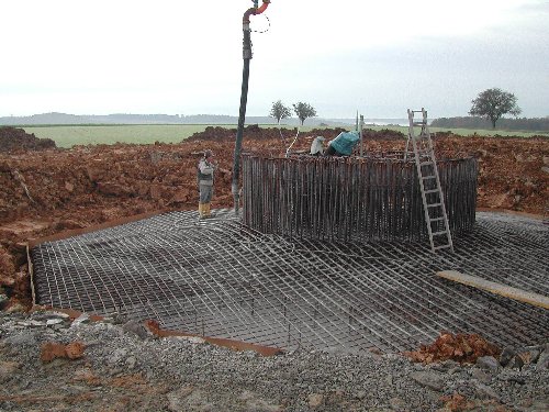 Das Fundament der WKA1 wird betoniert