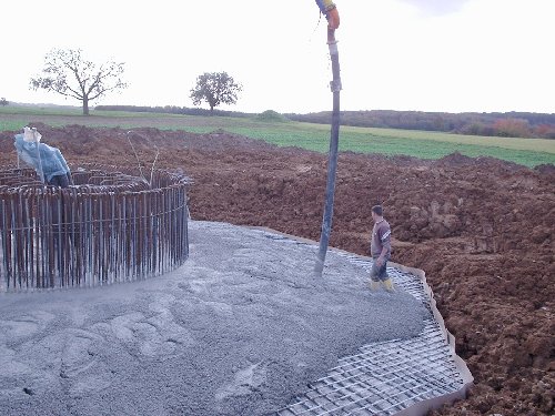 Das Fundament der WKA2 wird betoniert