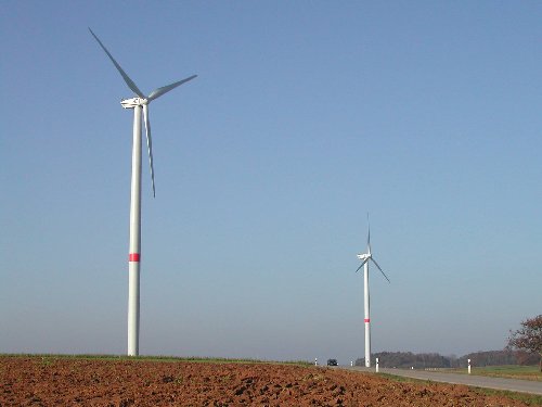 Beide Windr�der sind in Betrieb (09.12.2004).